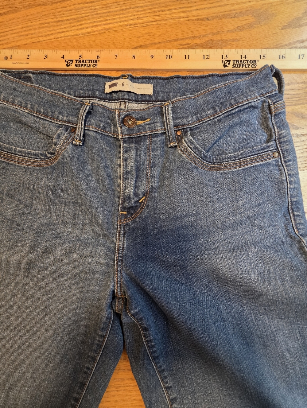 Levi's Capris Denim Jeans Women's Blue Cuffed Logo Size 6 - Picture 5 of 12